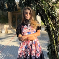 Флорална рокля в черно