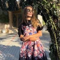 Флорална рокля в черно