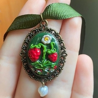 Чоукър с ягодки