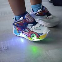 Светещи маратонки с кола