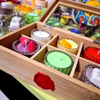 Селекция ръчно изработени соеви  свещи в дървена кутия