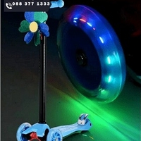 НЕМСКИ Детски скутер с широки светещи колела и кош за аксесоари, LED, До 30 кг., Многоцветен + ЛЕД ФЕНЕР