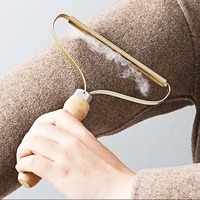 НЕМСКИ Метален уред за премахване на власинки от текстилни повърхности Metal Lint Roller + ЛЕД ФЕНЕР