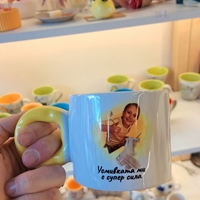 Персонализирана чаша с дигитален портрет и цветна дръжка