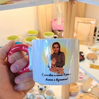 Персонализирана чаша с дигитален портрет и цветна дръжка
