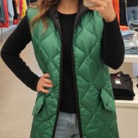 Дамски капитониран елек с качулка