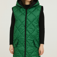 Дамски капитониран елек с качулка