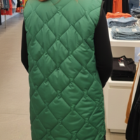 Дамски капитониран елек с качулка