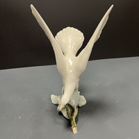 Бял гълъб върху клонка Ядро (Lladro)