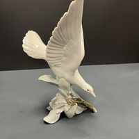 Бял гълъб върху клонка Ядро (Lladro)