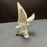 Бял гълъб върху клонка Ядро (Lladro)