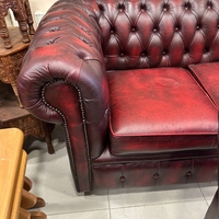 Табуретка, фотьойл и троен диван Chesterfield Oxblood.