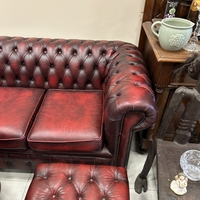 Табуретка, фотьойл и троен диван Chesterfield Oxblood.