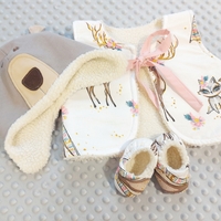 Детски комплект с елече, шапка и пантофки Мече