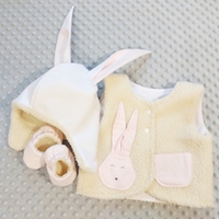 Детски комплект с елече, шапка и пантофки Зайче