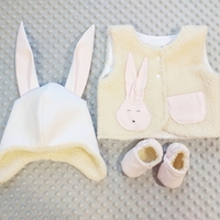 Детски комплект с елече, шапка и пантофки Зайче