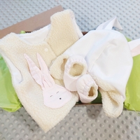 Детски комплект с елече, шапка и пантофки Зайче