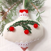 Бродирана играчка за елха