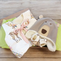 Детски комплект с елече, шапка и пантофки Мече