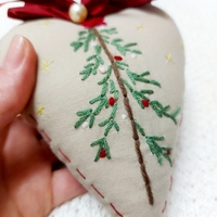 Бродирана играчка за елха Сърце бежово