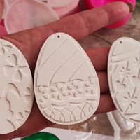 ВЕЛИКДЕНСКО ЯЙЦЕ  СЪС ШНУРЧЕ ЗА ЗАКАЧАНЕ - 1 бр. бяла фигурка