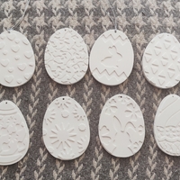 ВЕЛИКДЕНСКО ЯЙЦЕ  СЪС ШНУРЧЕ ЗА ЗАКАЧАНЕ - 1 бр. бяла фигурка