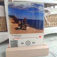 АКРИЛНА  РАМКА СЪС СВЕТЕЩА ПОСТАВКА.