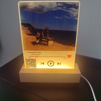 АКРИЛНА  РАМКА СЪС СВЕТЕЩА ПОСТАВКА.