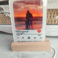 АКРИЛНА  РАМКА СЪС СВЕТЕЩА ПОСТАВКА.