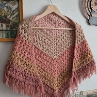 Ръчно Плетен Триъгълен Шал/Наметало с Ресни-Модел