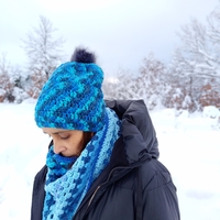 Ръчно изплетена шапка, носеща цвят и настроение „Звезда“