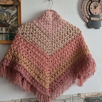 Ръчно Плетен Триъгълен Шал/Наметало с Ресни-Модел