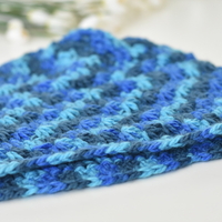 Ръчно изплетена шапка, носеща цвят и настроение „Звезда“