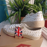 Дамски текстилни кецове със златна бродерия на Lee Cooper