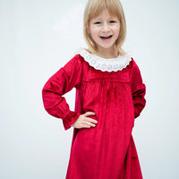 Кадифена рокля в червено