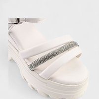Дамски сандали с масивна платформа и декоративен акцент – 1055 WHITE