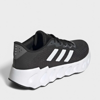 Мъжки спортни маратонки в черно и бяло Adidas Switch Run M