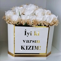 Бели сапунени рози в квадратна кутия