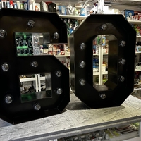 Светещи цифри в черно