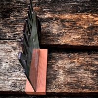 Дървена поставка за метално меню и QR код