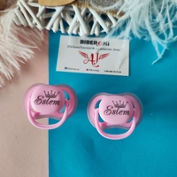 Персонален БИБЕРОН с името на вашето БЕБЕ розов цвят със симетрична форма