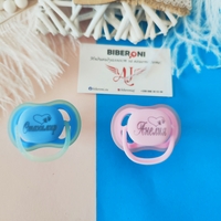 Персонален БИБЕРОН с името на вашето БЕБЕ розов цвят със симетрична форма