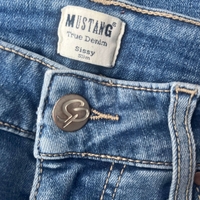 Еластични дамски дънки MUSTANG