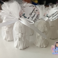 Подаръчета за гости - право ангелче в бял тюл с декорация кръстче