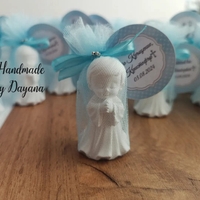Подаръчета за гости - право ангелче в син тюл с декорация кръстче