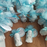 Подаръчета за гости - право ангелче в син тюл с декорация кръстче