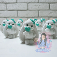 Подаръци за гости - зайче със сърце в цвят мента