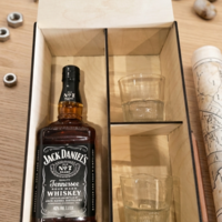 Дървена кутия за уиски с две чаши