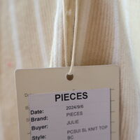 PIECES Плетен топ в кремаво райе • M