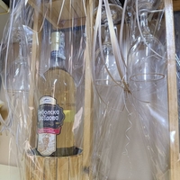 Подаръчен комплект – Кладенец с 2 чаши и Ямболска гроздова ракия 700 ml